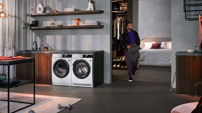 AEG szárítógép piros ruhával 