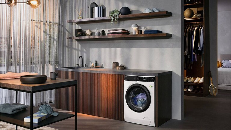 AEG mosó-szárító gép fekete háttér előtt