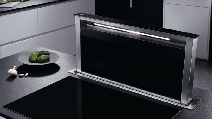 Pultba süllyesztett páraelszívó a főzőlap mellett