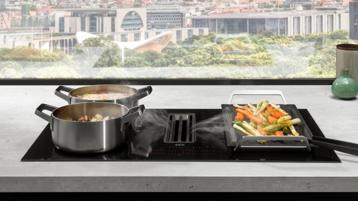 Indukciós főzőlapba épített elszívó városi kilátással