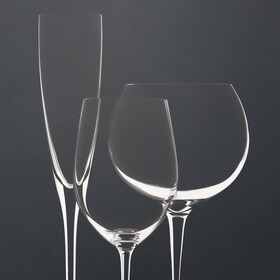 Nyitott ProClean mosogatógép egy elegáns konyhában