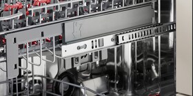 Az AEG ComfortLift mosogatógép puhán záródó mechanizmusa