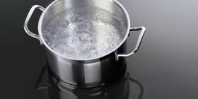 Az AEG indukciós főzőlapon gyorsan felforr a víz