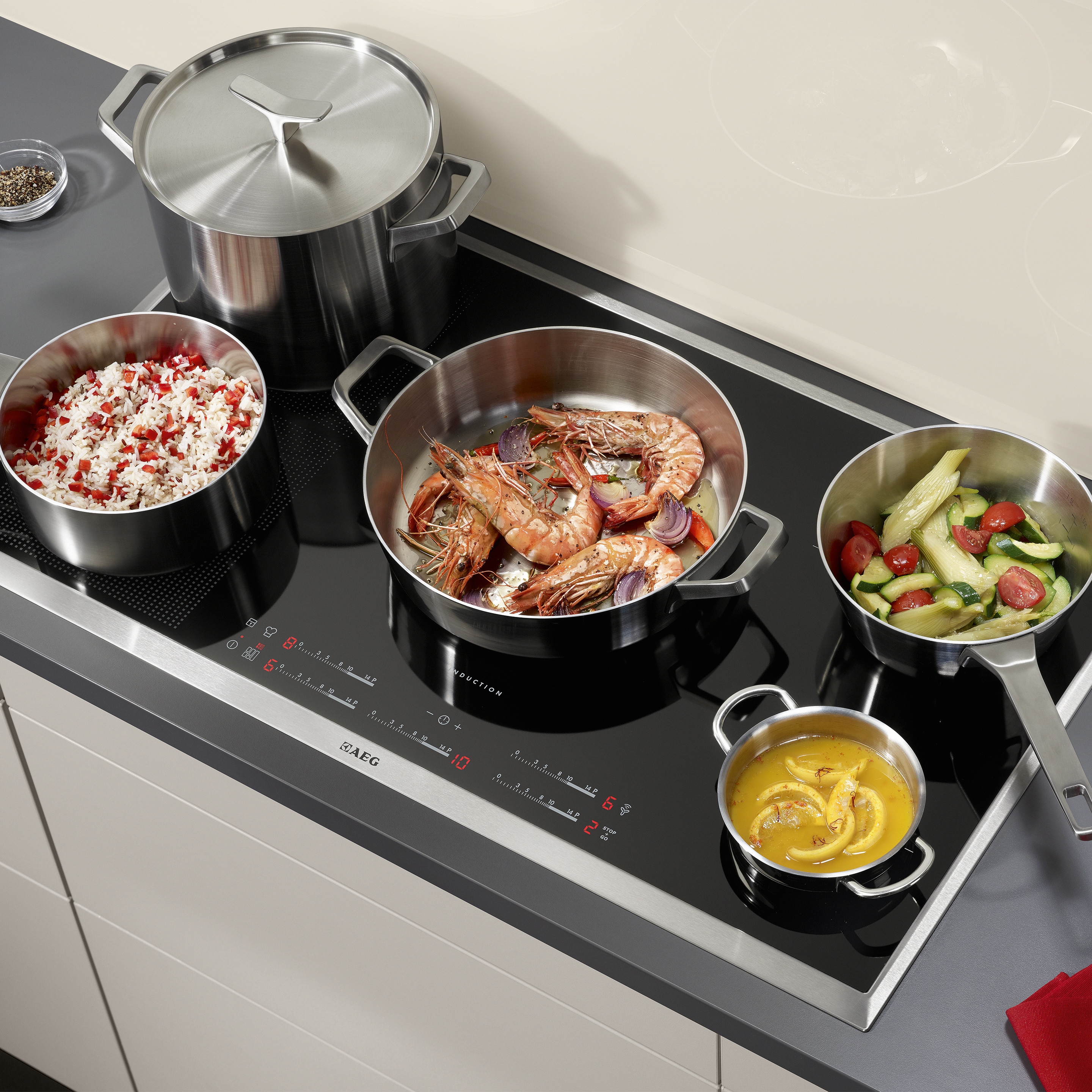 Az Electrolux indukciós főzőlapon különféle edényekben ételek széles választékát készítheti el