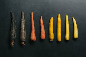 Többféle, különböző színű répa