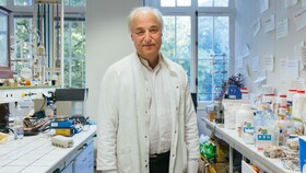Hervé This büszkén áll laboratóriumában