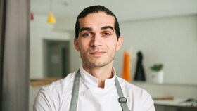 Jozef Youssef étterme konyhájában állva