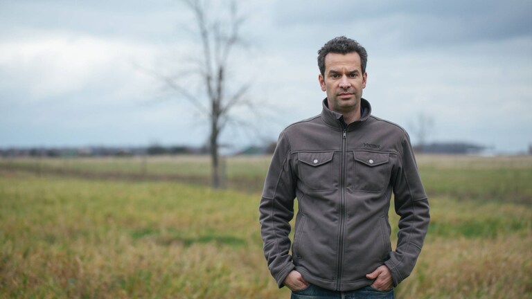 Mark Schatzker fiával egy füves mezőn