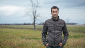 Mark Schatzker fiával egy füves mezőn