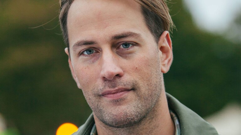 Tristram Stuart a kamerába mosolyog