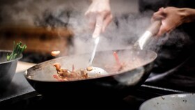 Wokban fő az étel az AEG indukciós főzőlapon