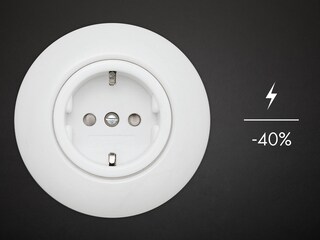 Az AEG mosó-szárító gépeivel elérhető energiamegtakarítás egy csatlakozóaljzaton ábrázolva
