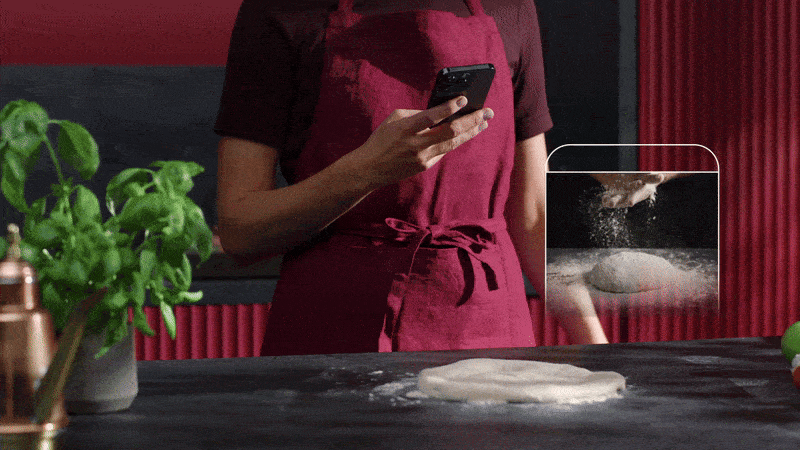 Rövid videó egy emberről, aki pizzát készít