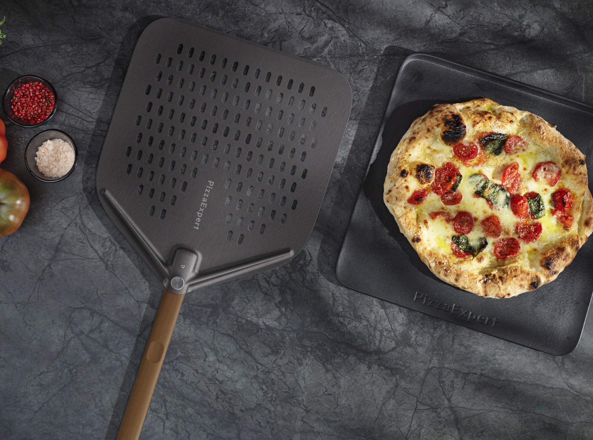 Bovenaanzicht van een pizzaschep naast een pizza