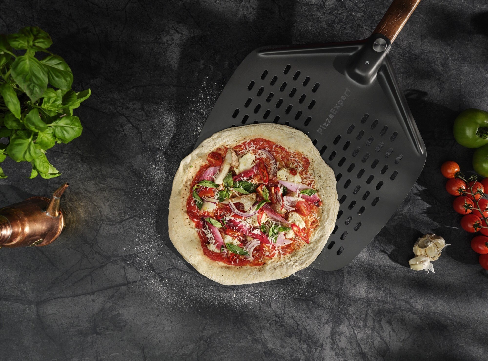 Pizza felemelése pizzalapáttal