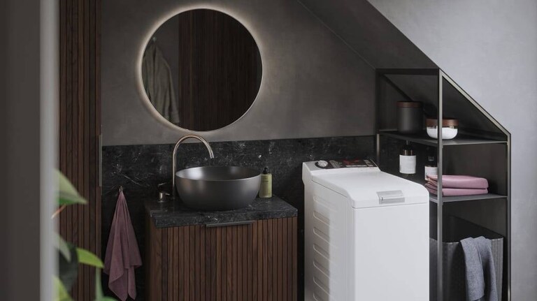 AEG felültöltős mosógép a fürdőszobában