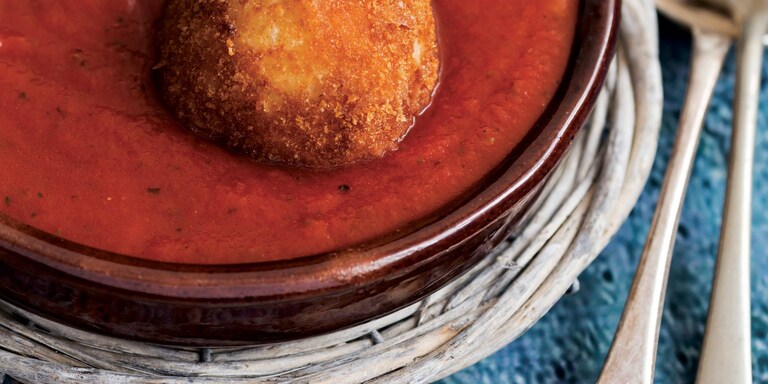 Paradicsom krémleves dióbundában sült ricotta golyókkal